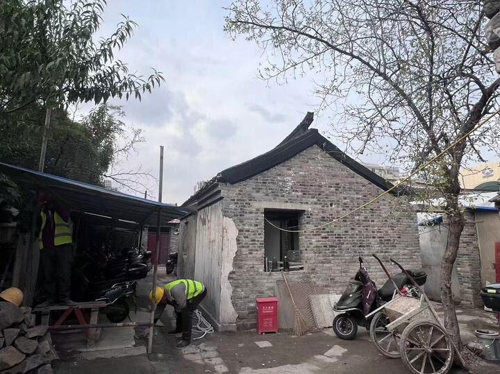 南通寺街西南营内房屋正在修缮.jpg
