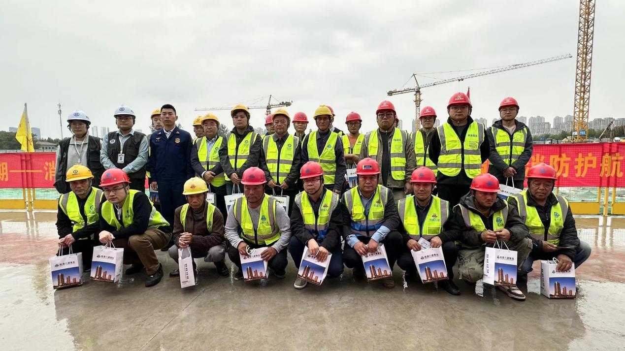 市安监站开展“工匠社区”消防安全进工地活动.jpg 市安监站开展“工匠社区”消防安全进工地活动.jpg